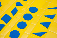 Ein Wandteppich für eine geometrische Kommode – eine Steuertafel