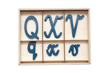 Litery pisane Q, X, V w drewnianym pudełku