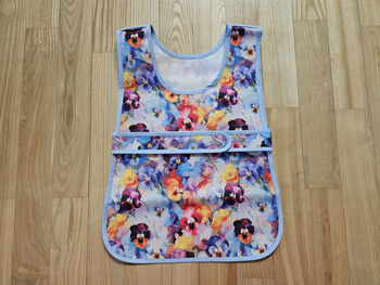 Front-buttoned apron - with flowers