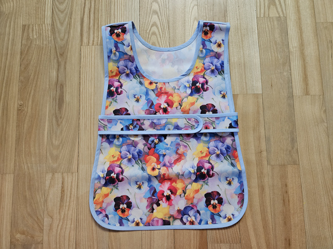 Front-buttoned apron - with flowers
