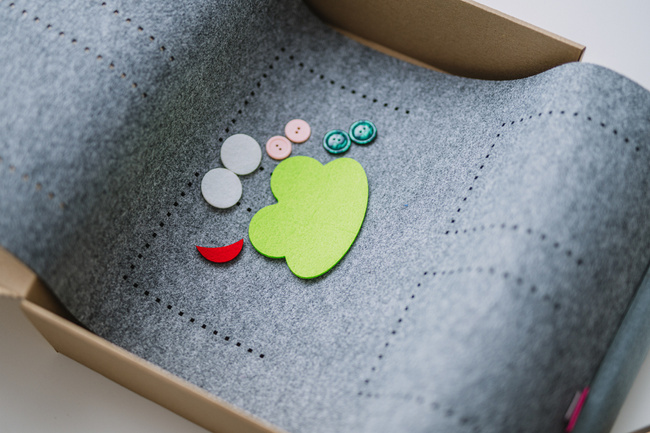 Felt Wall Hanging – DIY Mobile Phone Organizer (6 pockets + decorative elements)