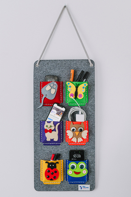 Filzwandteppich zum Selbstnähen – Handy-Organizer (6 Taschen + Dekoelemente)