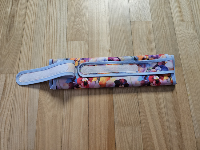  Vorne zu schnappender Kittel - mit Blumenmuster