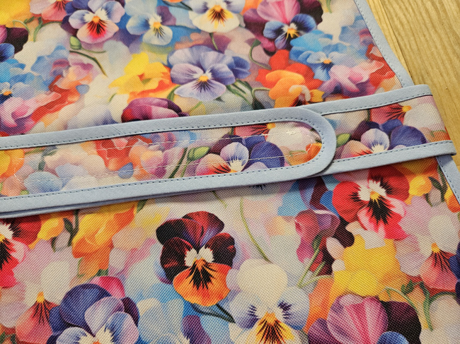  Vorne zu schnappender Kittel - mit Blumenmuster