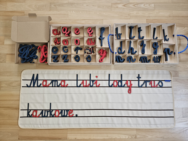 Mata w 3 linie do budowy zdań i ćwiczeń w przenoszeniu wyrazów - z odstępem pomiędzy liniaturą