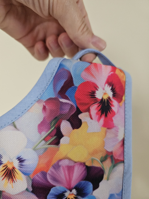 Front-buttoned apron - with flowers