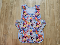 Front-buttoned apron - with flowers