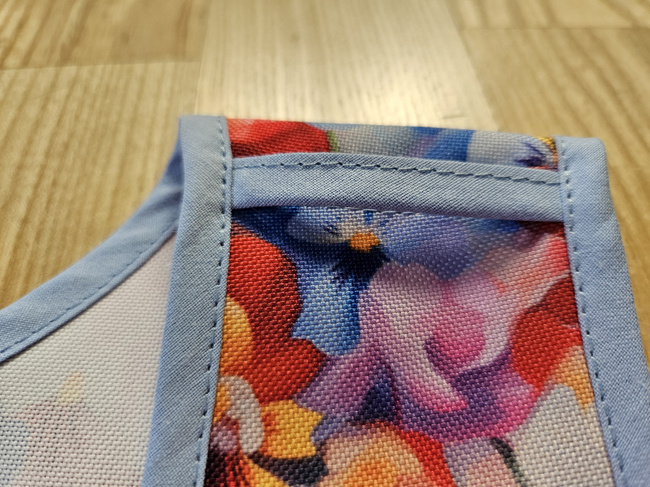  Vorne zu schnappender Kittel - mit Blumenmuster