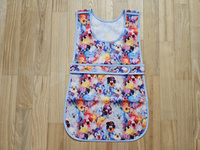 Front-buttoned apron - with flowers