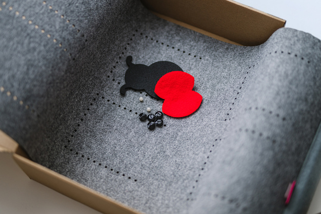 Filzwandteppich zum Selbstnähen – Handy-Organizer (6 Taschen + Dekoelemente)