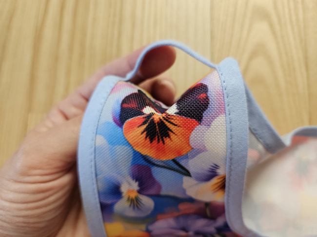  Vorne zu schnappender Kittel - mit Blumenmuster