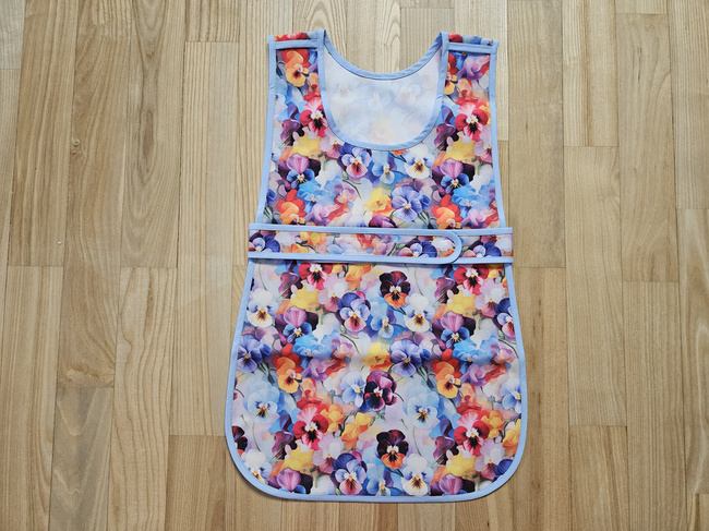 Front-buttoned apron - with flowers