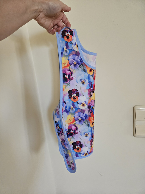 Front-buttoned apron - with flowers