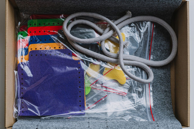 Filzwandteppich zum Selbstnähen – Handy-Organizer (6 Taschen + Dekoelemente)