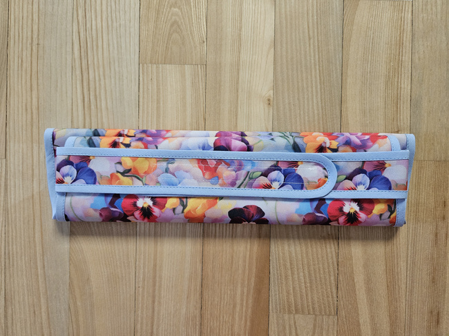 Front-buttoned apron - with flowers