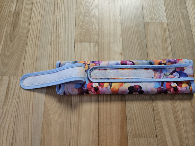  Vorne zu schnappender Kittel - mit Blumenmuster