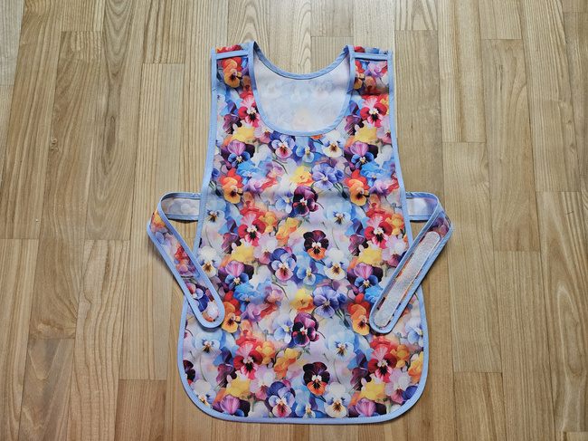 Front-buttoned apron - with flowers