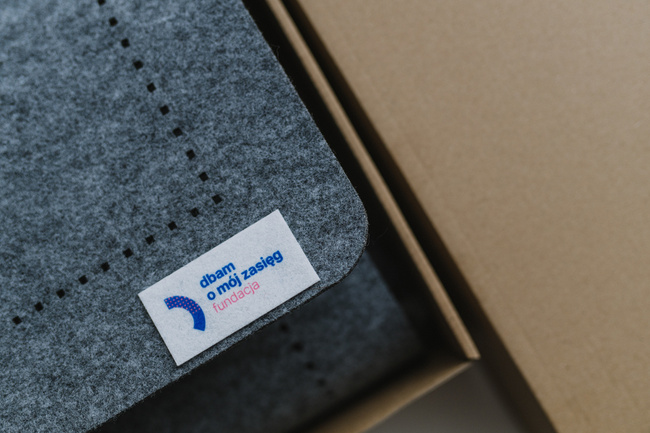 Filzwandteppich zum Selbstnähen – Handy-Organizer (6 Taschen + Dekoelemente)