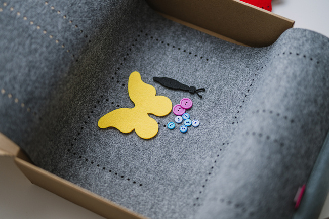 Felt Wall Hanging – DIY Mobile Phone Organizer (6 pockets + decorative elements)