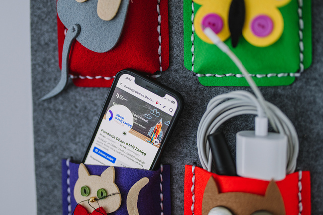 Filzwandteppich zum Selbstnähen – Handy-Organizer (6 Taschen + Dekoelemente)