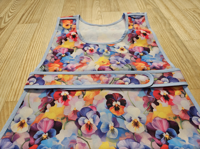 Front-buttoned apron - with flowers