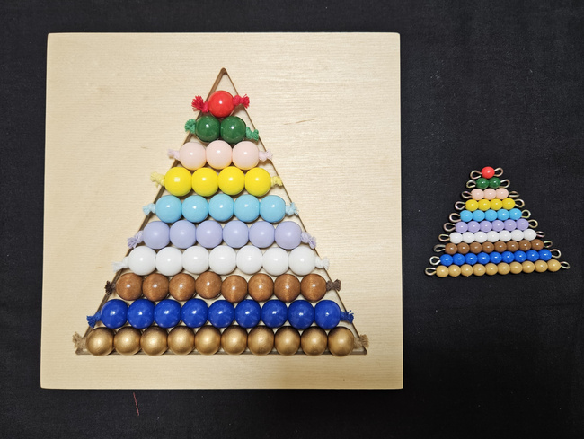 kolorowe perły - piramida od 1 do 10 - na drewnianej podstawce